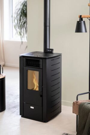 Stufa a pellet ventilata Hella Equation 7 kW nero
